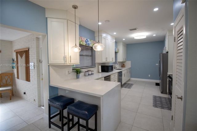 1140 NE 204th St, Miami, FL 33179