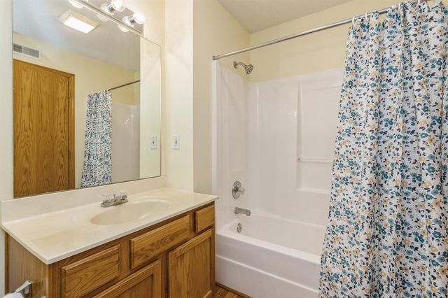 2156 NW 156th Street 12, Clive, IA 50325