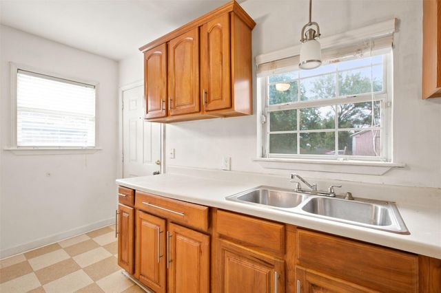5005 Lyons Avenue, Houston, TX 77020