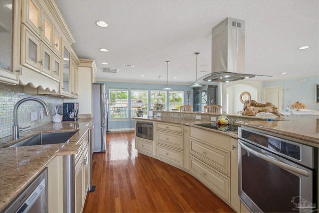 3336 Mills Bayou Dr, Milton, FL 32583