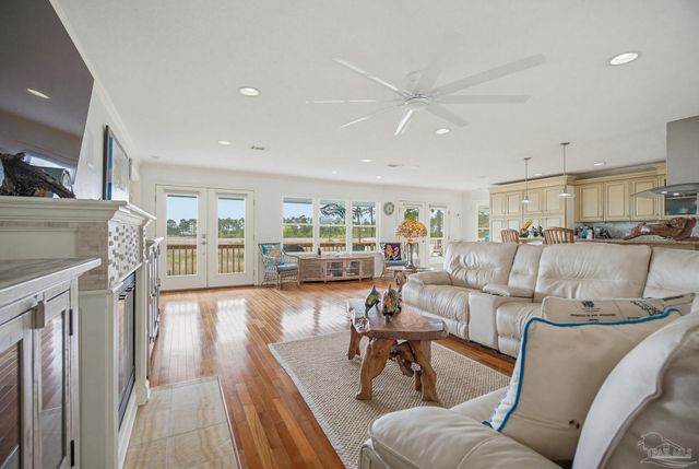 3336 Mills Bayou Dr, Milton, FL 32583