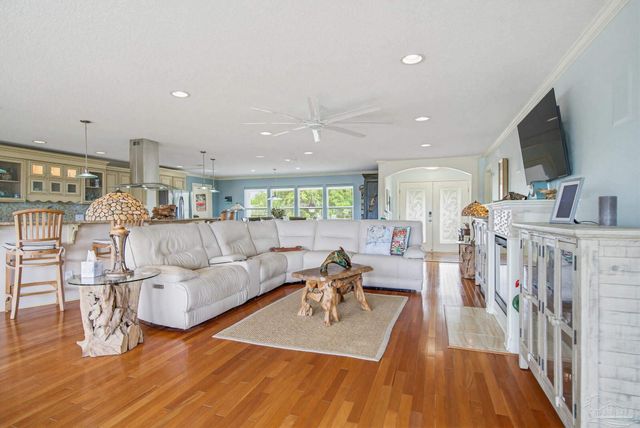 3336 Mills Bayou Dr, Milton, FL 32583