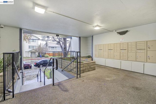 29300 Dixon St 207, Hayward, CA 94544