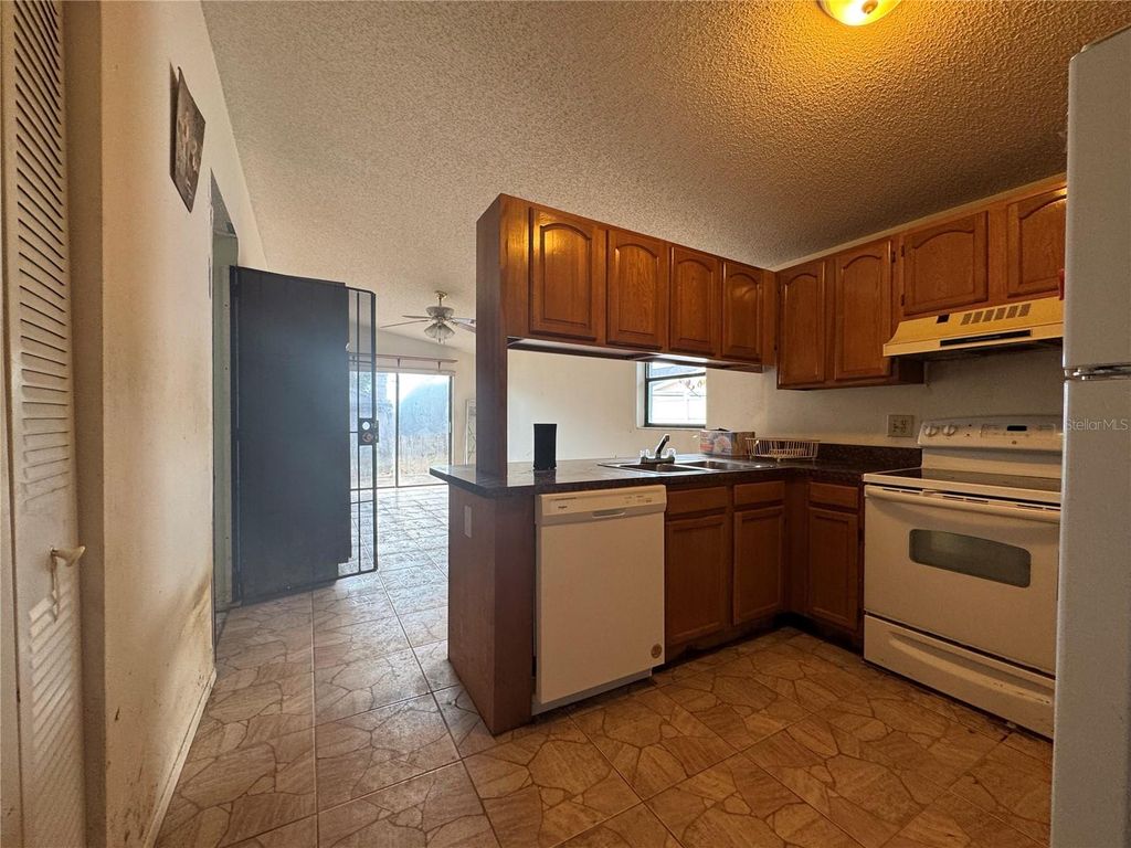 Image 11 of property listing at 9501 CAMDEN HILL COURT, Tampa, FL 33615