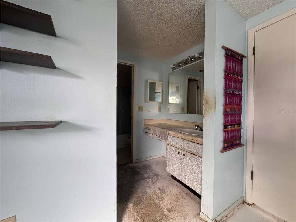 Image 16 of property listing at 9501 CAMDEN HILL COURT, Tampa, FL 33615