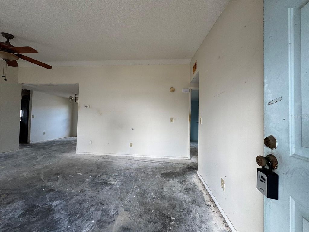 Image 20 of property listing at 9501 CAMDEN HILL COURT, Tampa, FL 33615