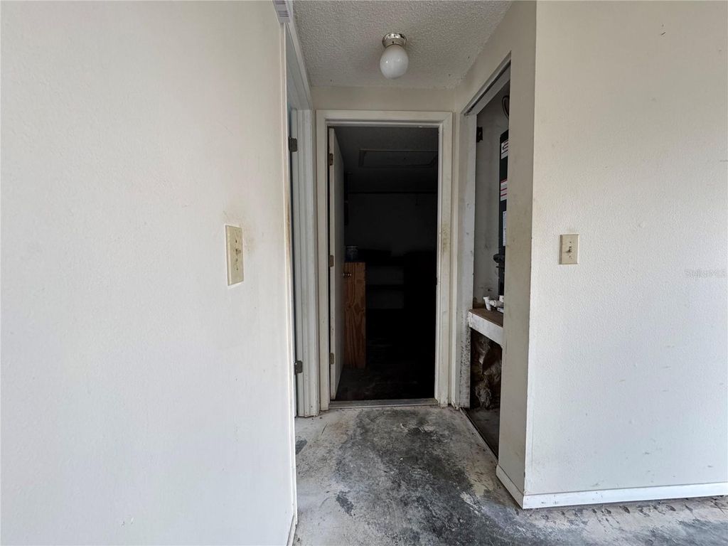 Image 3 of property listing at 9501 CAMDEN HILL COURT, Tampa, FL 33615