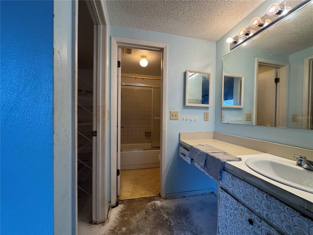 Image 27 of property listing at 9501 CAMDEN HILL COURT, Tampa, FL 33615