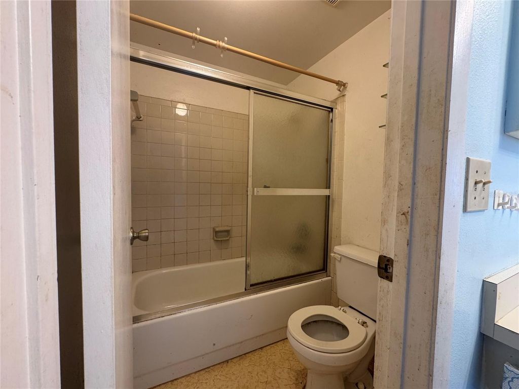 Image 30 of property listing at 9501 CAMDEN HILL COURT, Tampa, FL 33615