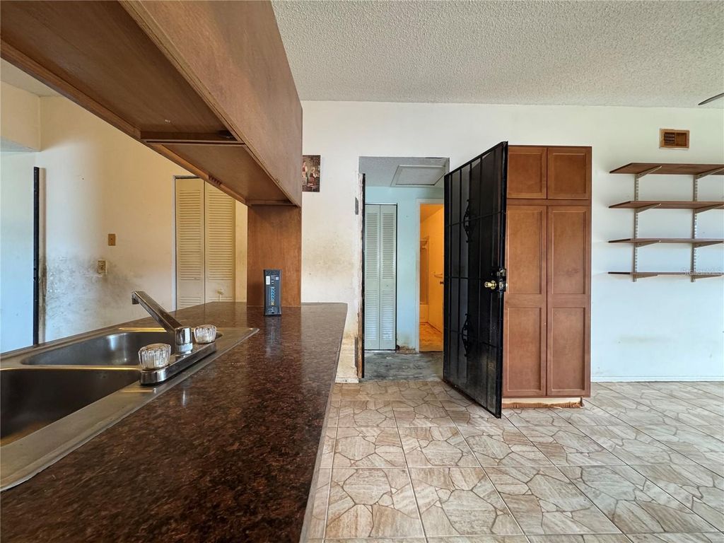 Image 6 of property listing at 9501 CAMDEN HILL COURT, Tampa, FL 33615