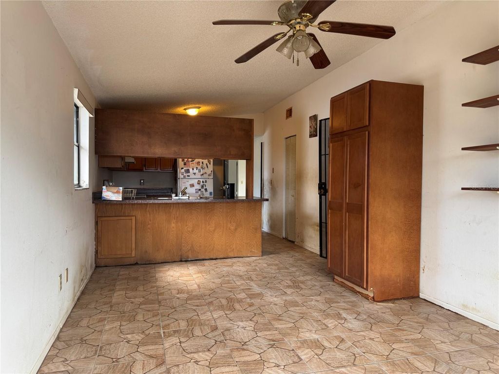 Image 7 of property listing at 9501 CAMDEN HILL COURT, Tampa, FL 33615