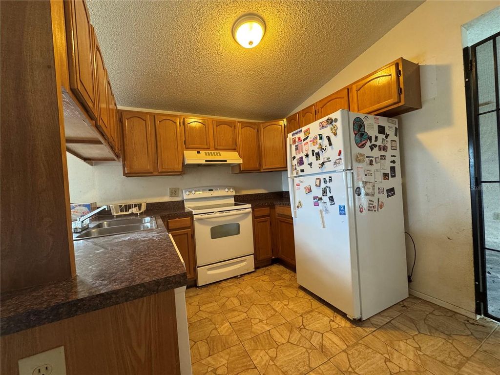 Image 8 of property listing at 9501 CAMDEN HILL COURT, Tampa, FL 33615