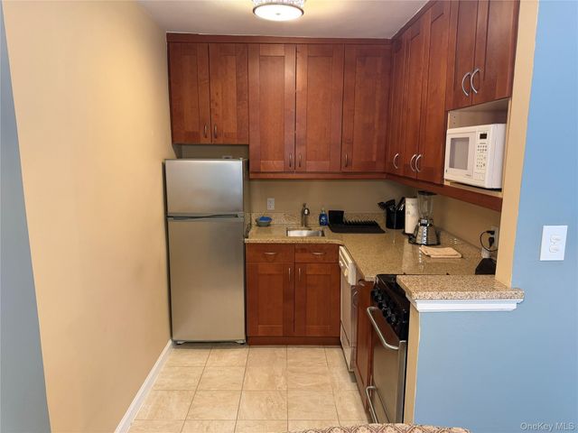 43-25 Douglaston Parkway 4E, Little Neck, NY 11363