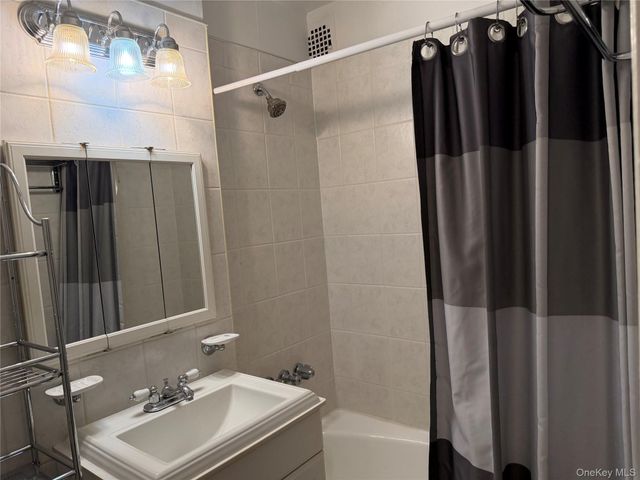 43-25 Douglaston Parkway 4E, Little Neck, NY 11363