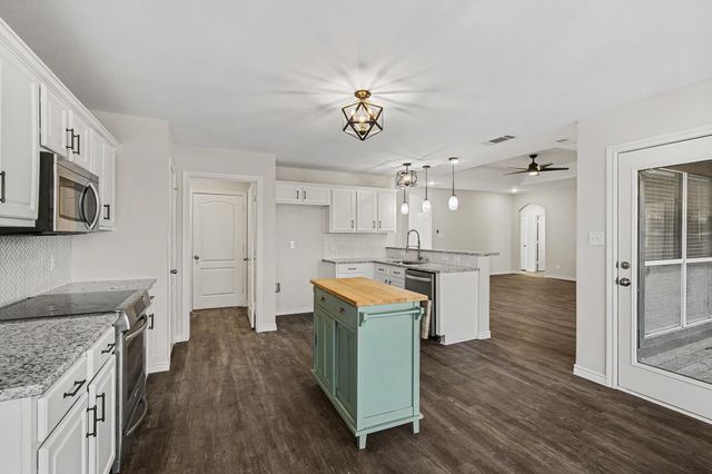 533 Shady Oaks Trail, Burleson, TX 76028