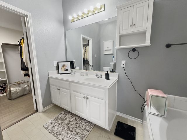 2823 Brookhurst Drive, Grand Prairie, TX 75052