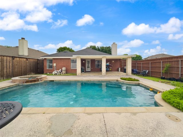 2823 Brookhurst Drive, Grand Prairie, TX 75052