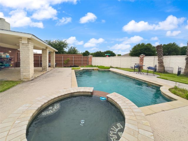 2823 Brookhurst Drive, Grand Prairie, TX 75052