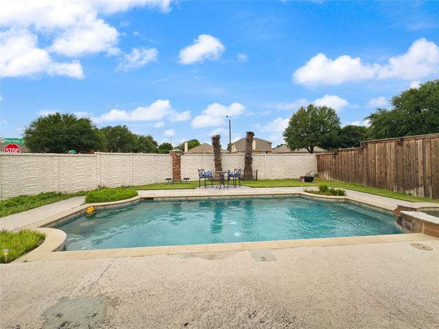 2823 Brookhurst Drive, Grand Prairie, TX 75052