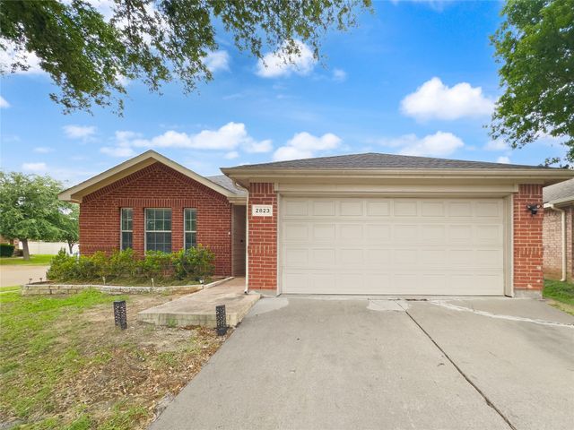 2823 Brookhurst Drive, Grand Prairie, TX 75052