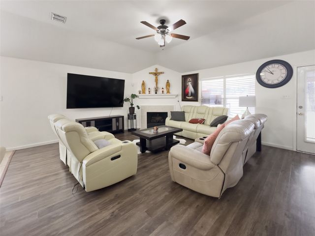 2823 Brookhurst Drive, Grand Prairie, TX 75052