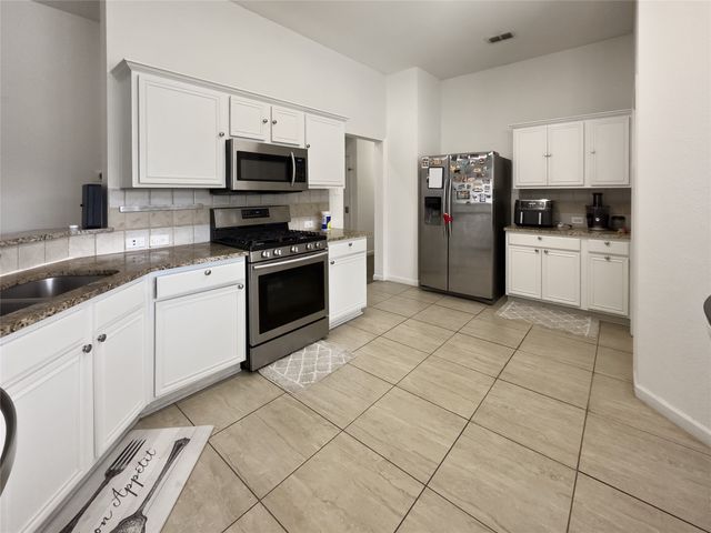 2823 Brookhurst Drive, Grand Prairie, TX 75052