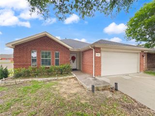 2823 Brookhurst Drive, Grand Prairie, TX 75052