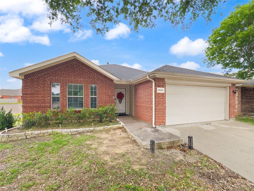 2823 Brookhurst Drive, Grand Prairie, TX 75052