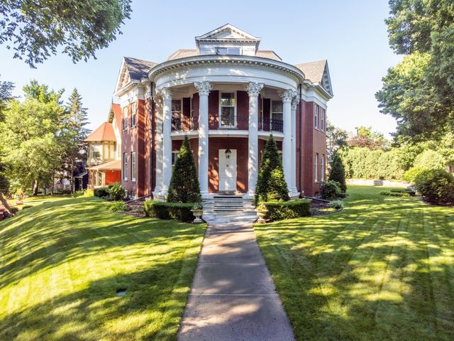 1203 Mount Curve Avenue, Minneapolis, MN 55403