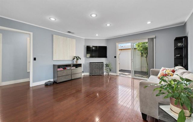 1 Comstock Queen Court, Mountain View, CA 94043