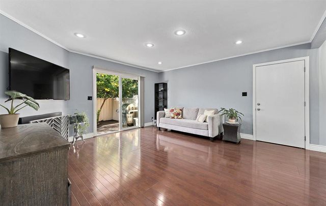 1 Comstock Queen Court, Mountain View, CA 94043