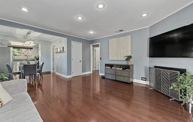 1 Comstock Queen Court, Mountain View, CA 94043