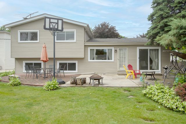1909 E Maya Lane, Mount Prospect, IL 60056