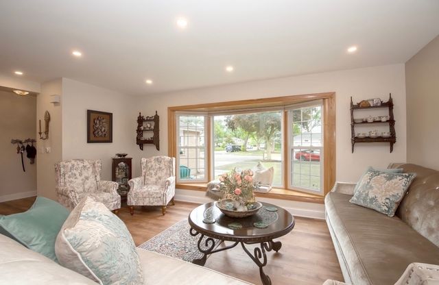 1909 E Maya Lane, Mount Prospect, IL 60056
