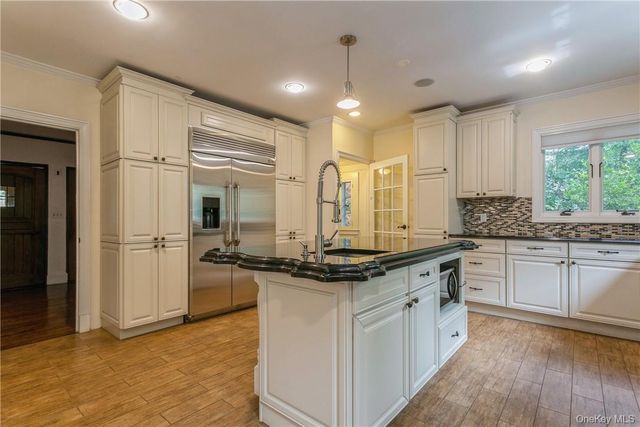 7 Cotswold Way, Scarsdale, NY 10583