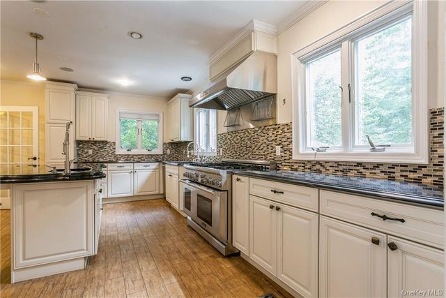 7 Cotswold Way, Scarsdale, NY 10583