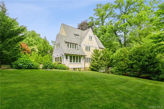 7 Cotswold Way, Scarsdale, NY 10583