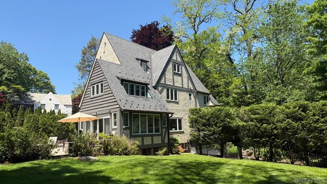 7 Cotswold Way, Scarsdale, NY 10583