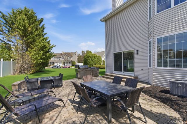 159 Rivendell Court, Melville, NY 11747