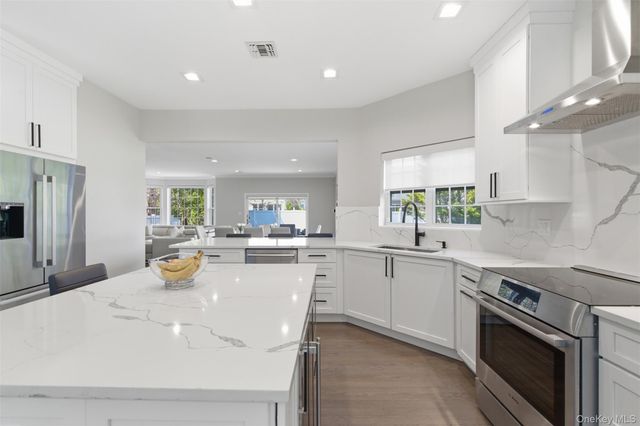 159 Rivendell Court, Melville, NY 11747