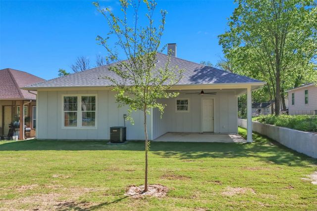 407 Henderson Street, Bonham, TX 75418