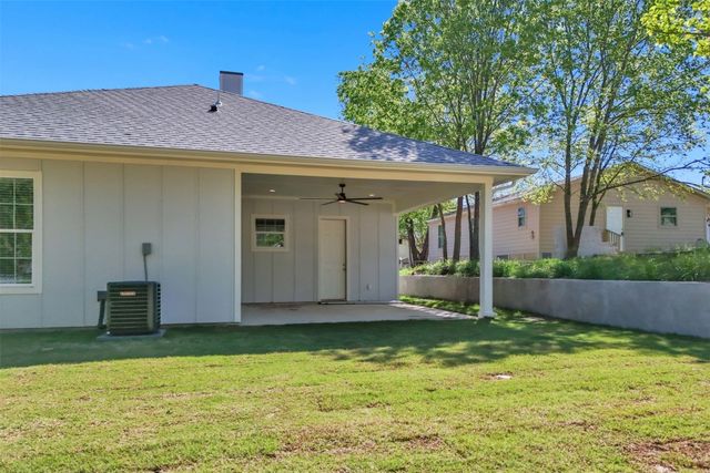 407 Henderson Street, Bonham, TX 75418