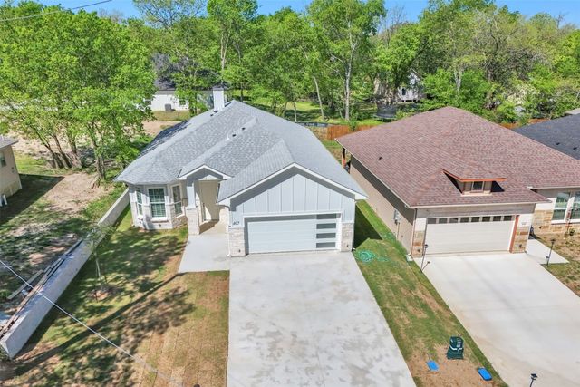 407 Henderson Street, Bonham, TX 75418