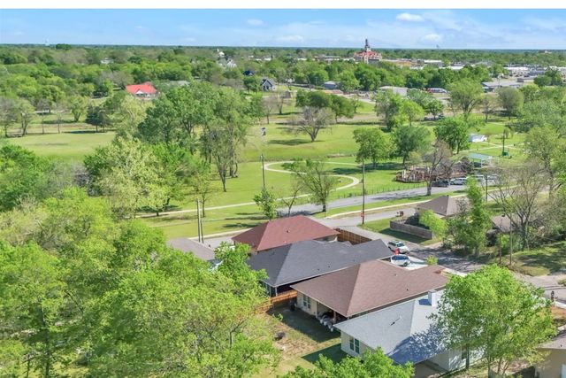 407 Henderson Street, Bonham, TX 75418