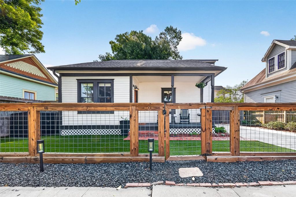 904 Arlington Street, Houston, TX 77008
