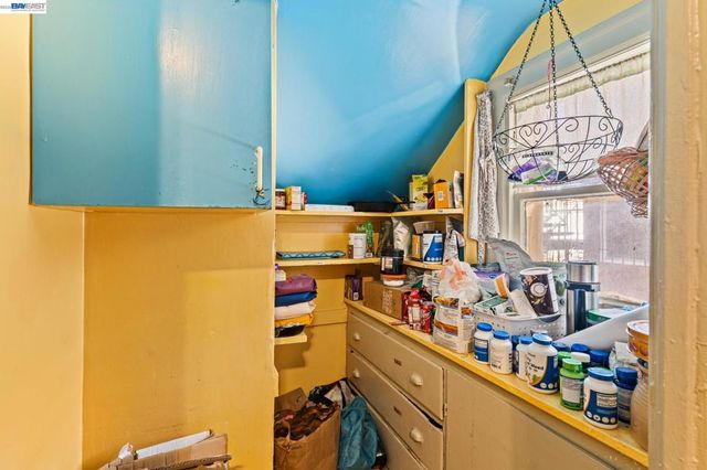 3856 West St, Oakland, CA 94608