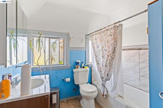 3856 West St, Oakland, CA 94608
