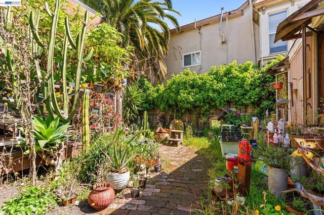 3856 West St, Oakland, CA 94608