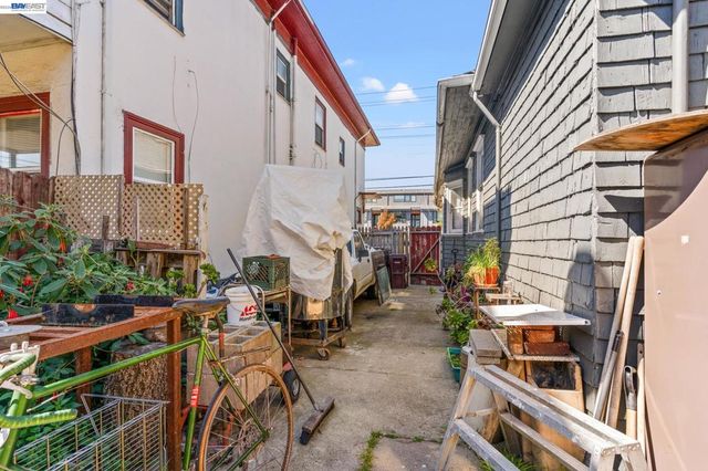 3856 West St, Oakland, CA 94608