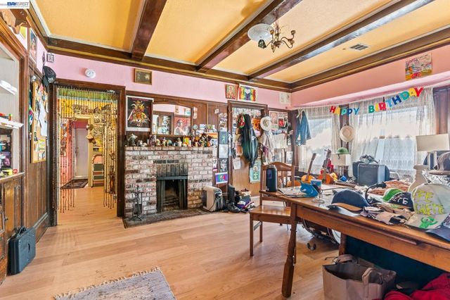 3856 West St, Oakland, CA 94608